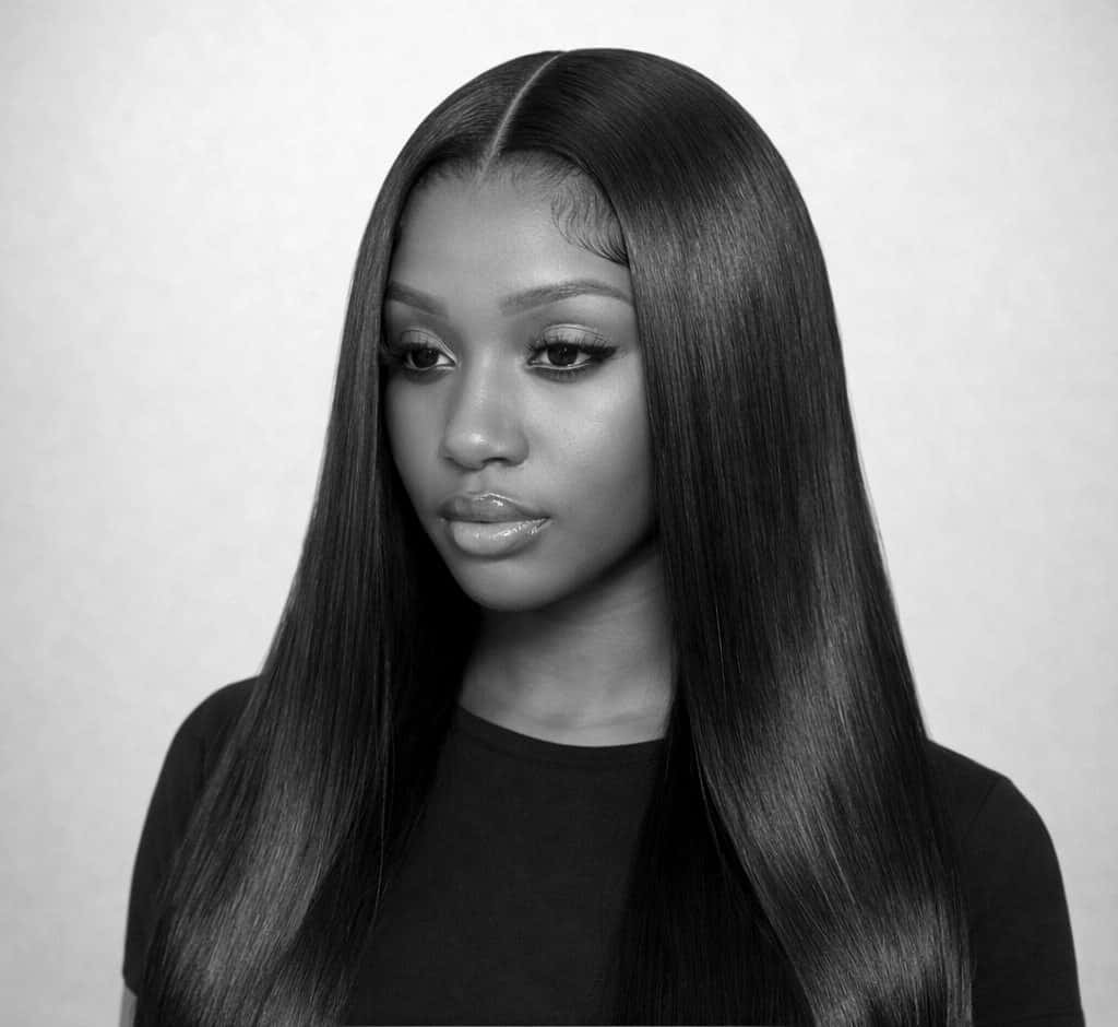 Femme avec une coiffure lisse soignée, réalisée par un salon vérifié