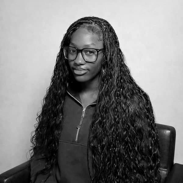 Femme avec de longues tresses ondulées style fulani