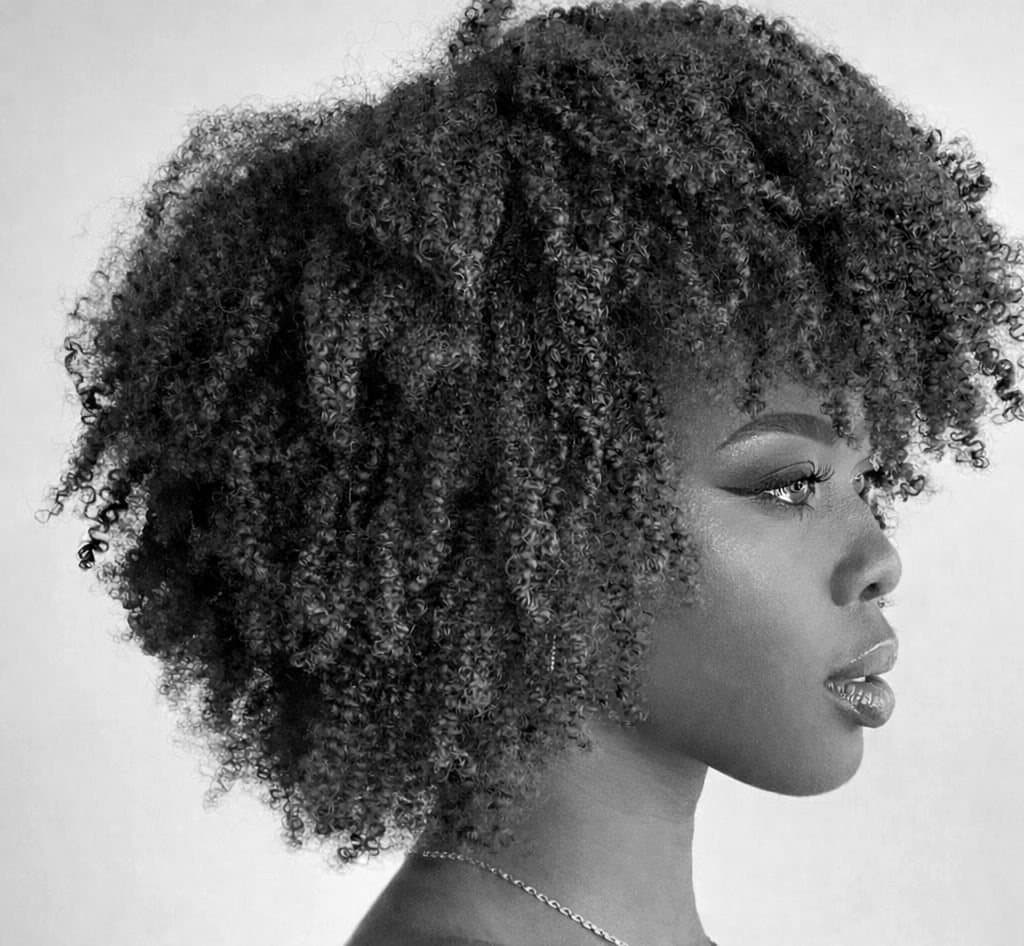 Portrait de profil d’une femme aux cheveux naturels, exemple de photo de réalisation