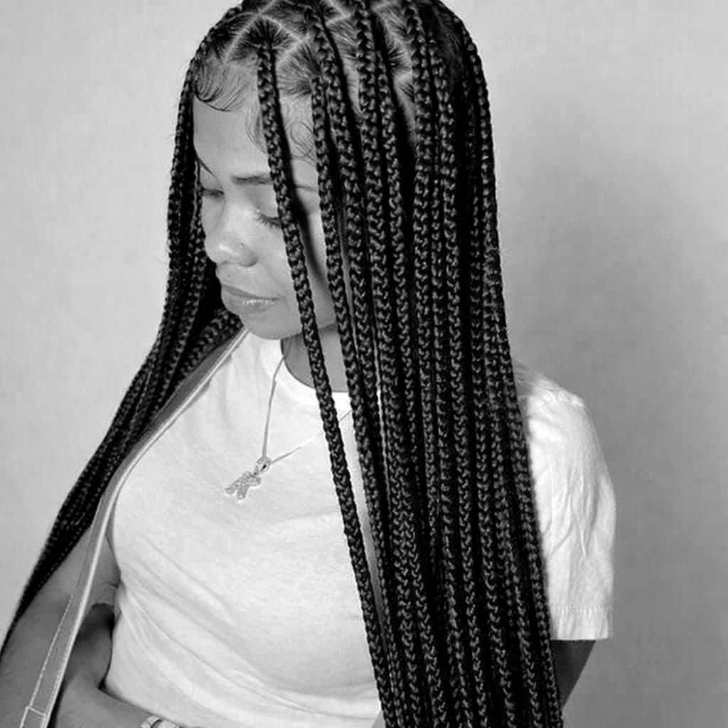 Tresses longues vues de dos réalisées dans un salon afro