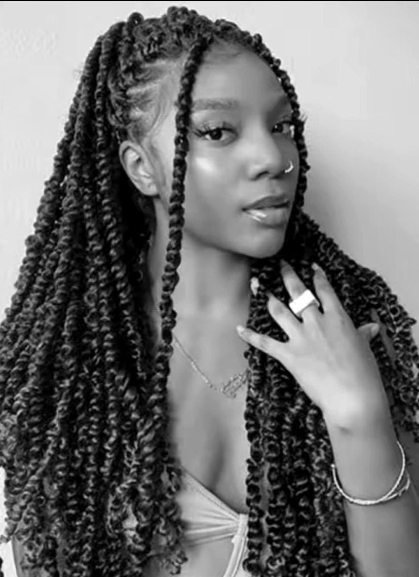 Femme portant des passion twists bouclées
