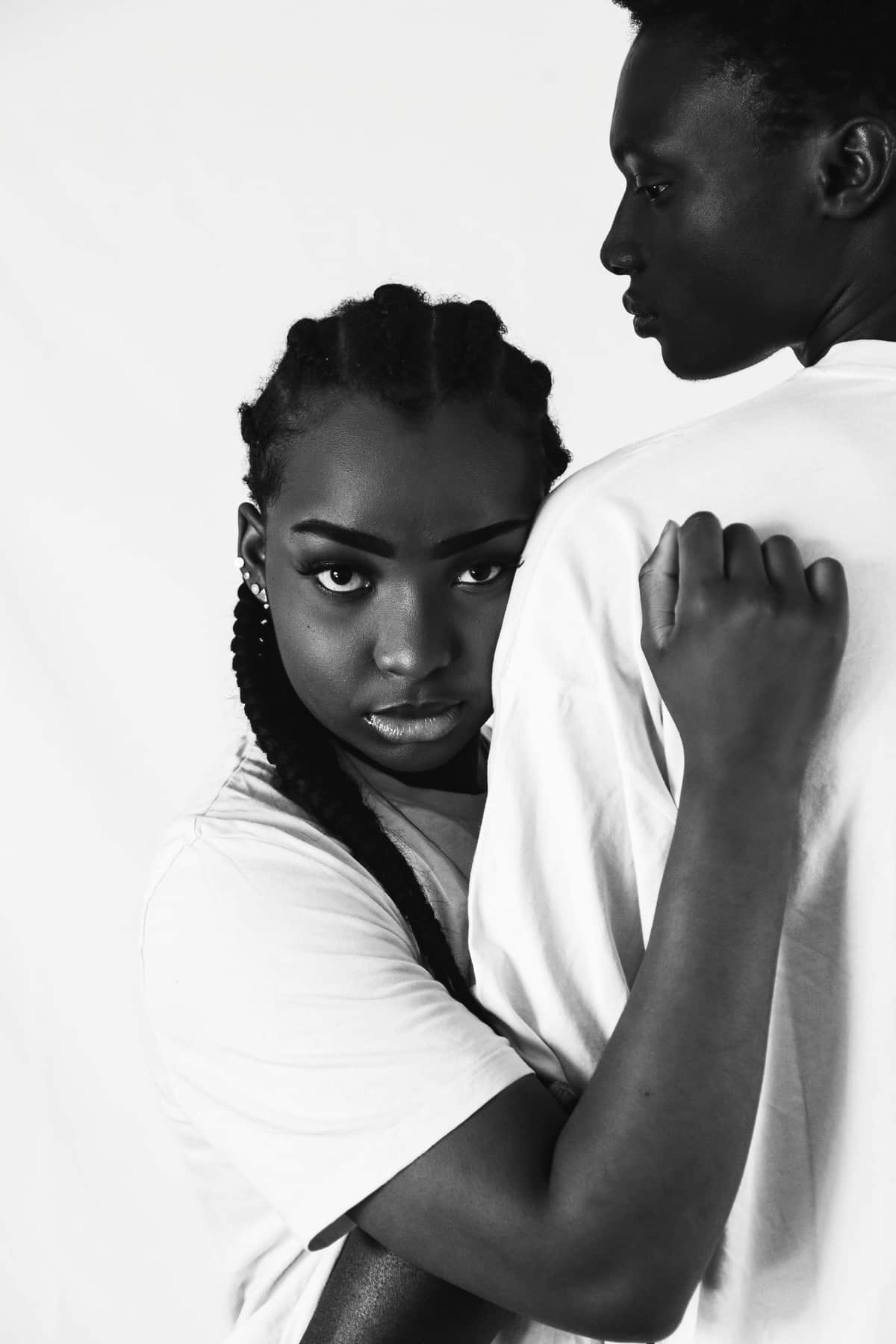 Deux personnes en noir et blanc, portrait éditorial de coiffure afro