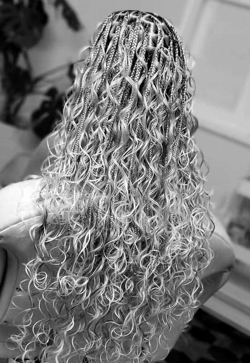 Cheveux bouclés longs, exemple d’une prestation planifiée en salon