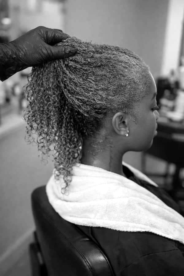Coloration cuivrée appliquée en salon sur des cheveux afro