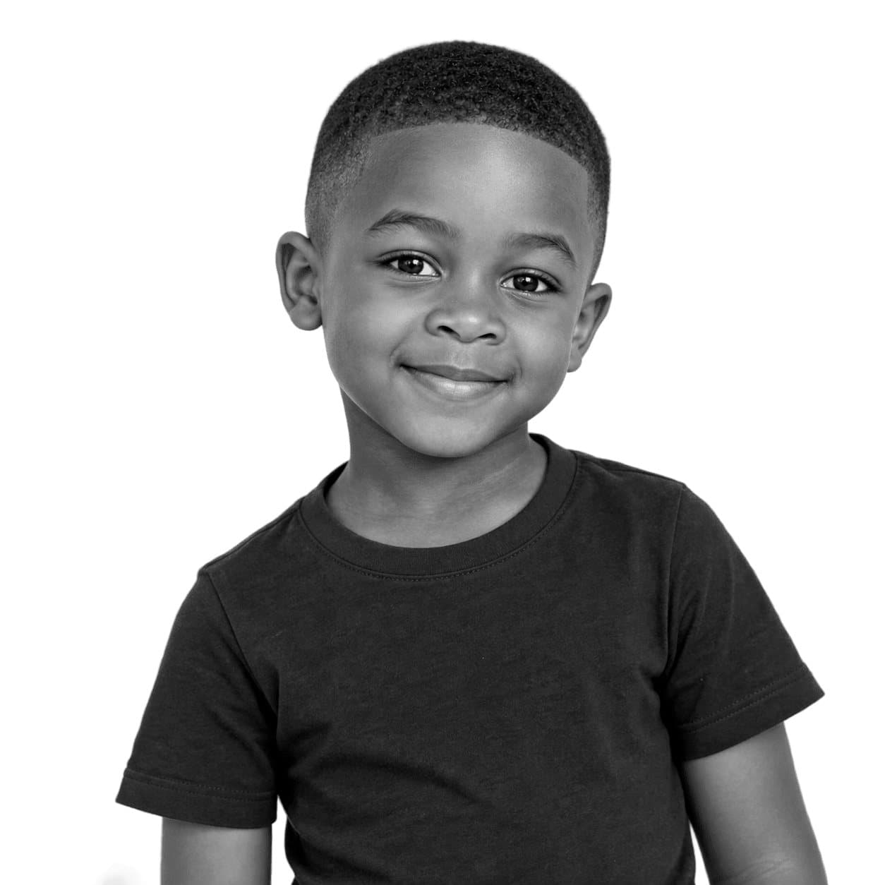 Petit garçon souriant avec une coupe courte et un dégradé