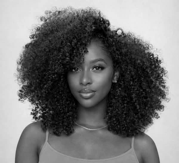 Femme avec une coiffure crochet bouclée volumineuse